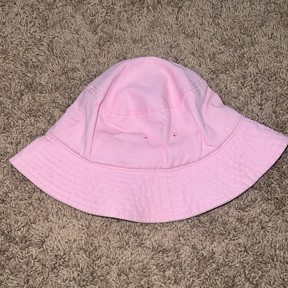 Super cute light pink USED bucket hat - in very good condition!
